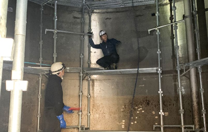 受水タンク内洗浄 写真